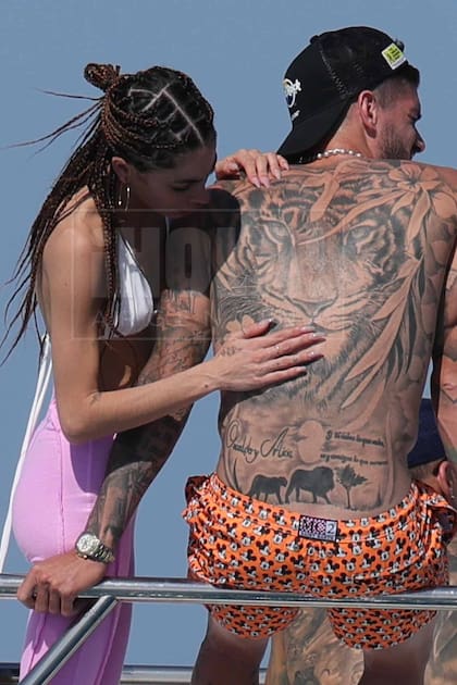 Rodrigo tiene buena parte del cuerpo tatuada. Entre otros diseños, en la espalda tiene la cara de un tigre, una serie de flores, un león, los nombres Osvaldo y Alicia, y la frase “Si tú sabes lo que vales, ve y consigue lo que te mereces”. Además, en un brazo se destaca un mapa de Sudamérica y una brújula.