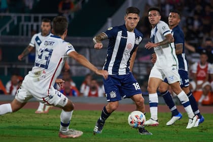 Rodrigo Villagra maniobra frente a Agustín Bouzat; Talleres se desinfla rumbo al desenlace del Torneo 2021 y Vélez llegará por inercia a la Copa Libertadores.