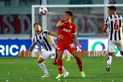 Rodrigo Villagra y Matías Giménez no pierden de vista la pelota; un buen comienzo de Independiente en la Liga Profesional, con un 1-0 a Talleres en Córdoba.