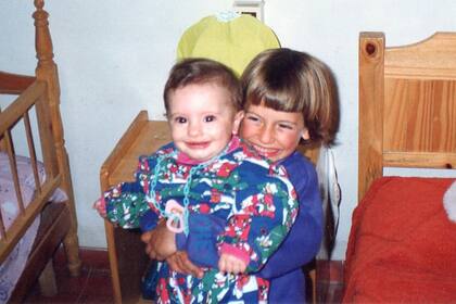 Rodrigo y Florencia, de pequeños; él le llevaba cuatro años.