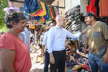 Rodríguez Larreta dialoga con un comerciante del mercadito de la zona de San Martín, a 200 metros de la casa de gobierno de Gildo Insfrán. A su lado, la peronista disidente y una de las figuras de JxC en Formosa, Gabriela Neme.