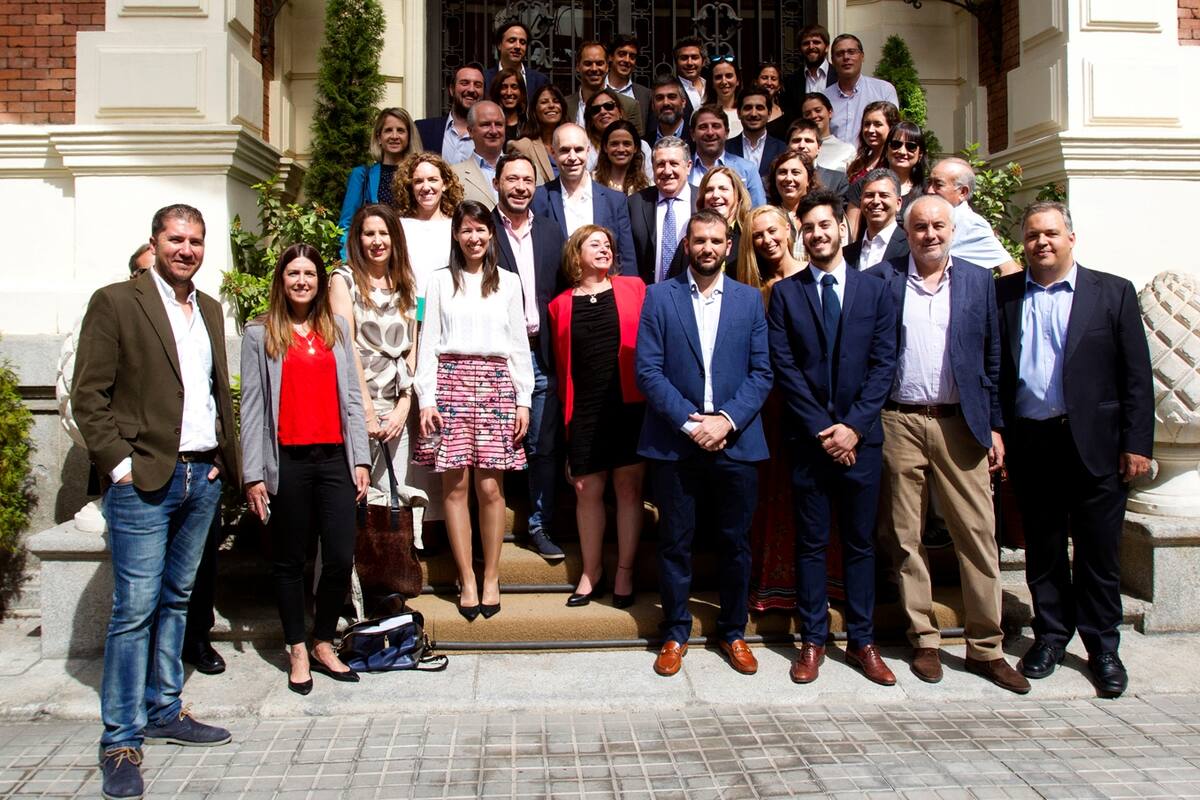 Rodríguez Larreta rodeado de voceros en Madrid, el año pasado