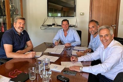 Jaime Barba (Legales de UAR), Fernando Riccomi (promotor de Ceibos), Félix Páez Molina (presidente de la unión de Córdoba) y Marcelo Rodríguez (presidente de UAR), en la firma del contrato por la nueva franquicia.