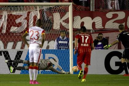 Rodríguez ya pateó y Zapata se quedó con su penal