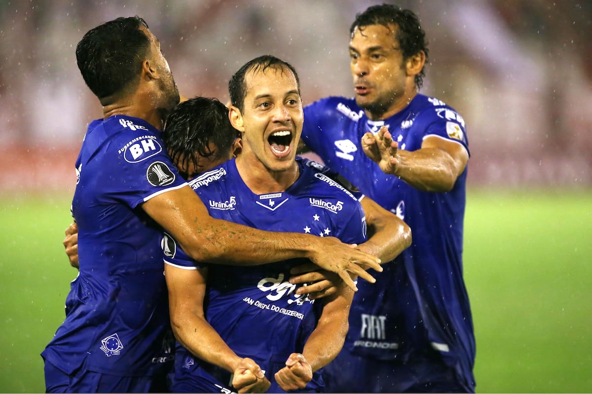 Rodriguinho, una de las figuras del Cruzeiro, festeja un gol frente a Huracán