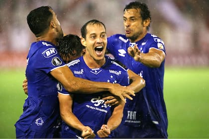 Rodriguinho, una de las figuras del Cruzeiro, festeja un gol frente a Huracán
