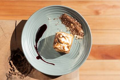 Rogel con tierra de almendras y dulce de calafate