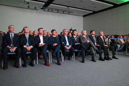 Rogelio Frigerio fue el anfitrión en Paraná. Estuvieron Axel Kiciloff (Buenos Aires), Ignacio Torres (Chubut), Sergio Ziliotto (La Pampa), Maximiliano Pullaro (Santa Fe) y Raúl Jalil (Catamarca).