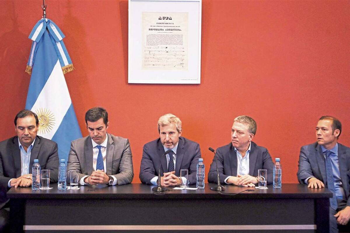 Rogelio Frigerio y Nicolás Dujovne, con gobernadores