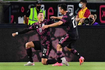 Rogelio Funes Mori celebra su primer gol en México junto con Hirving Lozano