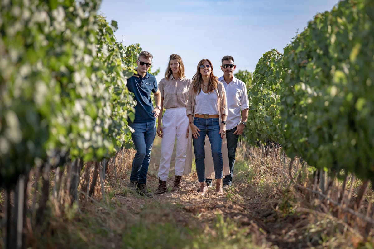 Rogelio Rabino, director de enología y viticultura de la bodega Flichman, junto a Teresa García Santillán y los sommeliers Verónica Gurisatti y Alejandro Iglesias, los responsables del bend tinto BONVIVIR Gran Corte 2022