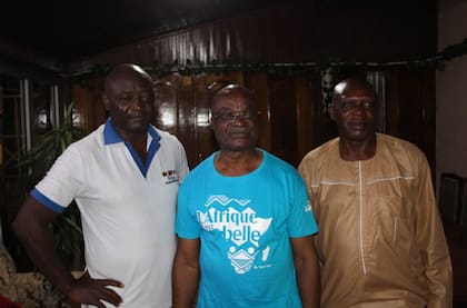 Roger Milla, en el medio, con sus compañeros mundialistas Jules Onana y Bertin Ebwelle.