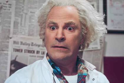 Roger Bart como el “Doc” Emmett Brown, personaje que interpretó Christopher Lloyd en la trilogía cinematográfica.