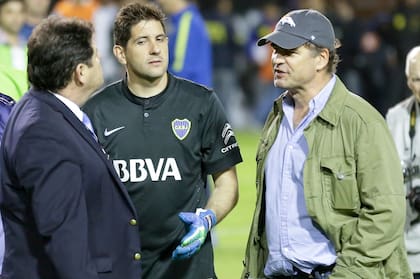 Alejandro Burzaco, en la Bombonera y junto a Agustín Orion (Boca) y Roger Bello, veedor de la Conmebol, el día en que les arrojaron gas pimienta a los jugadores de River y el partido fue suspendido
