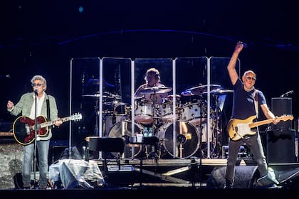 Roger Daltrey en el micrófono y Pete Townshend haciendo el clásico molino con su brazo