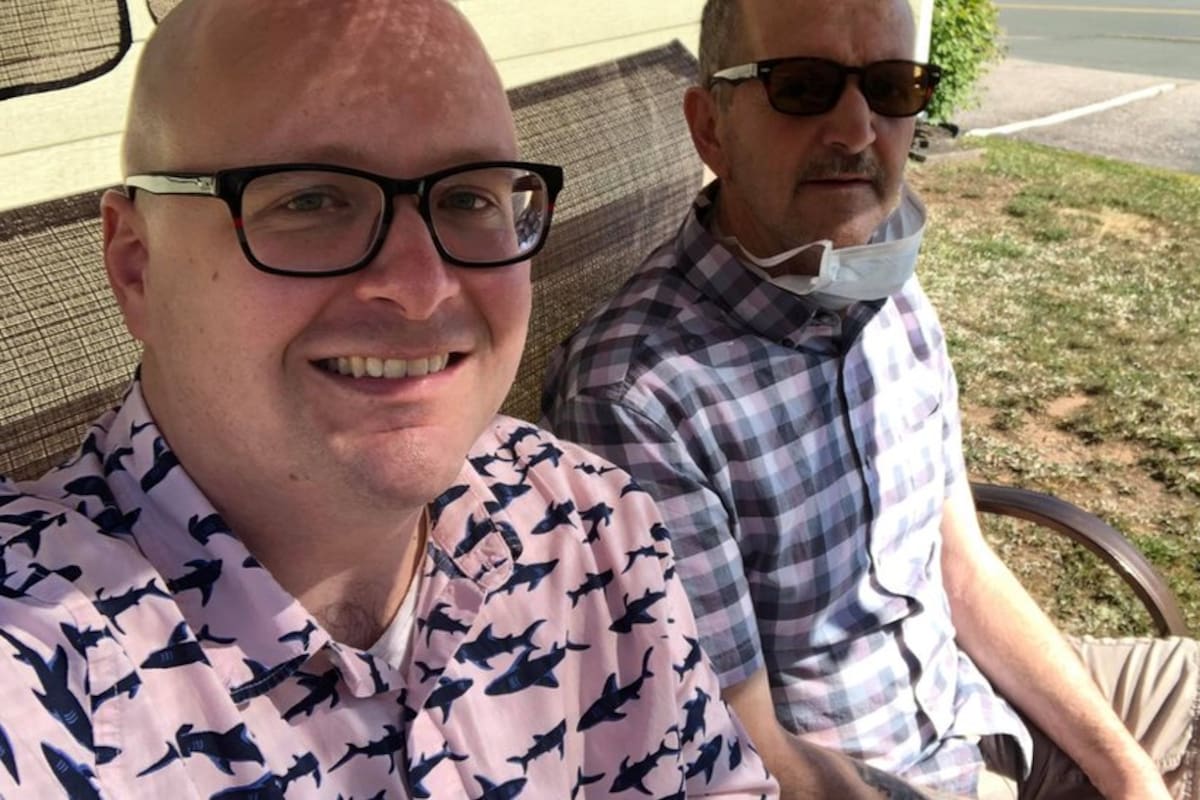 Roger Ellis (a la derecha) comenzó a mostrar síntomas de la enfermedad en 2019, según afirma su hijo Steve Ellis (a la izquierda)