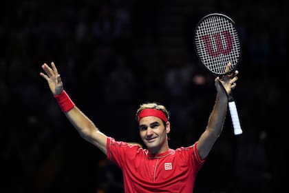 Roger Federer celebrando su décimo título en Basilea, el 27 de octubre de 2019, tras vencer a Alex de Miñaur; el suizo, inactivo desde julio de 2021, volverá a jugar en octubre próximo en el mismo torneo, el de su ciudad natal.
