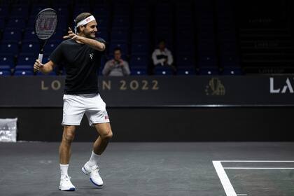 Roger Federer sonríe en los días de su alejamiento del profesionalismo; el tenis le rinde tributo en la Rod Laver Cup