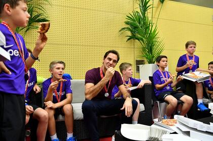 Roger Federer comparte una pizza con los ball boys