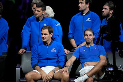 Roger Federer, consolado por Rafael Nadal, tras su partido despedida en la Laver Cup, en septiembre de 2022; detrás, Novak Djokovic y Matteo Berrettini