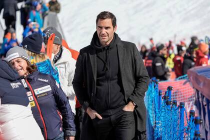 Roger Federer, de visita en la Copa Mundial Femenina de esquí alpino, en Lenzerheide, Suiza.