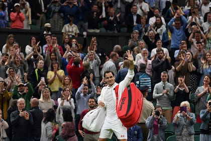 Roger Federer dejando el Centre Court de Wimbledon en julio pasado; es el tenista más venerado de la historia, pero el final está cada vez más cerca.