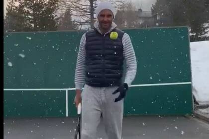 Roger Federer en acción, bajo la nieve