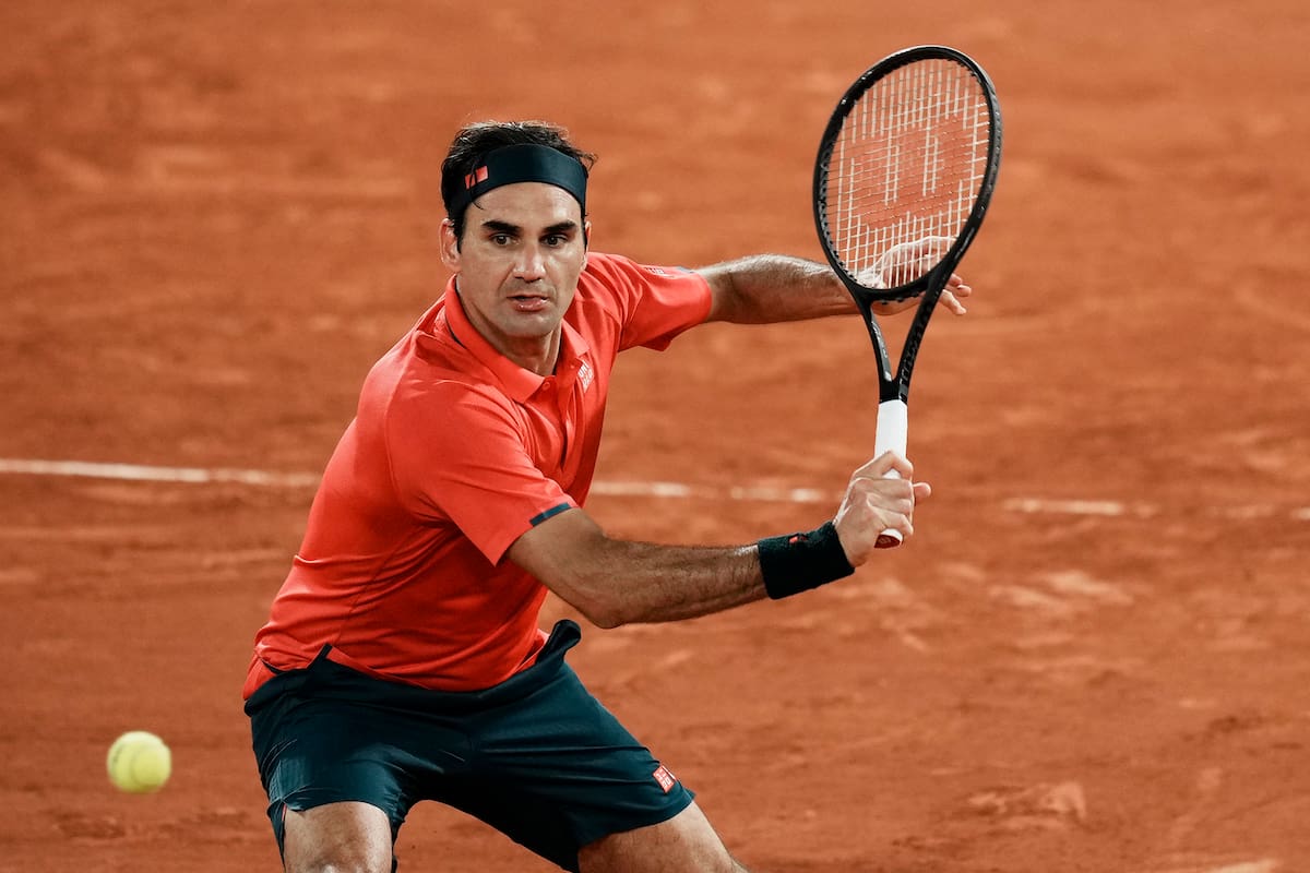 Roger Federer en su match de la tercera ronda de Roland Garros ante el alemán Dominik Koepfer: tras la desgastante victoria, el suizo decidió cuidar su cuerpo y retirarse del certamen.