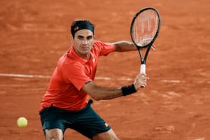 Roger Federer en su match de la tercera ronda de Roland Garros ante el alemán Dominik Koepfer: tras la desgastante victoria, el suizo decidió cuidar su cuerpo y retirarse del certamen.
