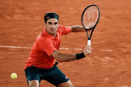 Roger Federer en su match de la tercera ronda de Roland Garros ante el alemán Dominik Koepfer: tras la desgastante victoria, el suizo decidió cuidar su cuerpo y retirarse del certamen.