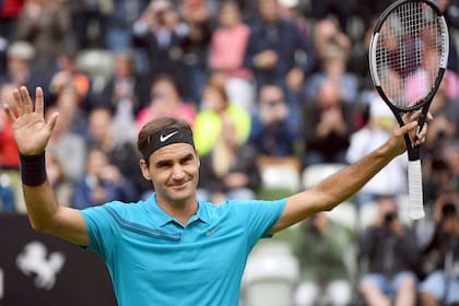 Roger Federer festeja su triunfo sobre Mischa Zverev en el ATP Mercedes Cup en Stuttgart