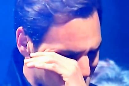 Roger Federer fue invitado a un show de Andrea Bocelli en Zúrich, el tenor lo hizo subir al escenario y el suizo se emocionó hasta las lágrimas escuchándolo cantar