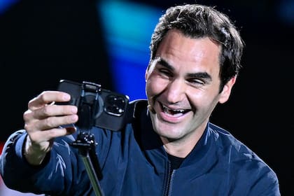 Roger Federer, hace unos días durante el Masters 1000 de Shanghai, tomándose una selfie durante el "Federer's Fan Day", celebrado en China