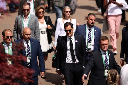 Roger Federer ingresando en el All England Lawn Tennis and Croquet Club.