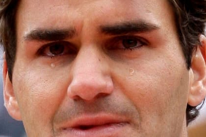 Roger Federer llora mientras recibe el trofeo por haber ganado de Roland Garros frente a Soderling