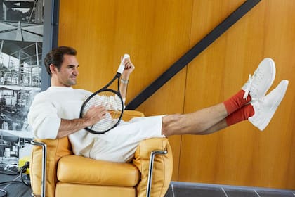 Mientras se rehabilita de una operación de rodilla, Federer presentó sus zapatillas y dijo que anhela jugar en Wimbledon y Tokio 2021.