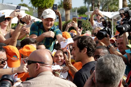 Roger Federer saluda a la gente después de posar parra las fotos