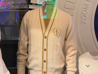 Roger Federer usó su icónico cárdigan en Wimbledon 2008. Esta prenda blanca de punto incluía cinco botones (uno por cada uno de los títulos consecutivos del suizo y el logotipo RF)