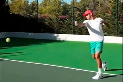 Roger Federer, sin competir desde julio de 2021 (en Wimbledon), publicó un video peloteando en un court; su regreso al tenis está pautado para dentro de un mes