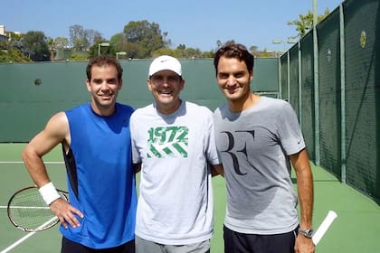 Paul Annacone junto con las dos leyendas que entrenó: Pete Sampras y Roger Federer