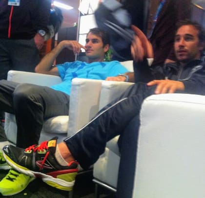 Roger Federer y Junqueira mirando un partido en el Abierto de Australia 2009, simpática foto tomada por el PF Ignacio Menchón sin que el suizo ni el tandilense se dieran cuenta