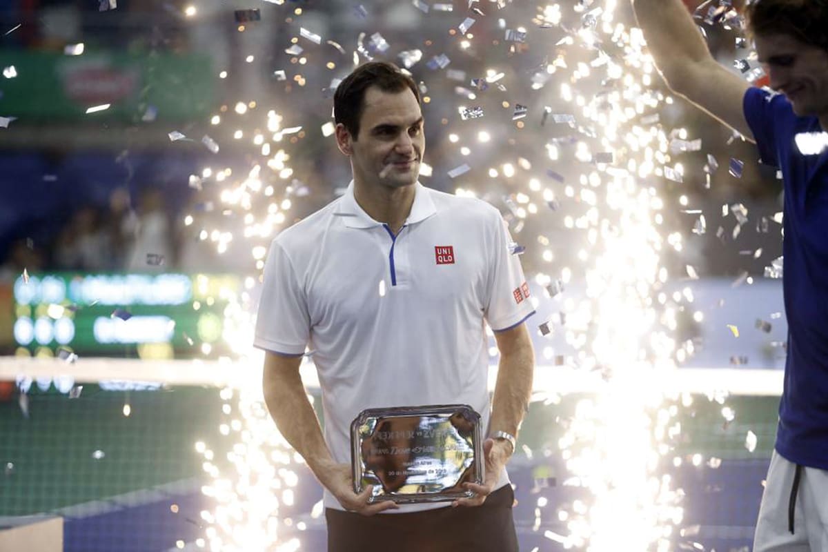 Roger Federer y su última visita a la Argentina, en noviembre de 2019, con la plaqueta recordatoria
