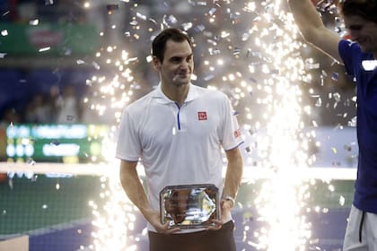 Roger Federer y su última visita a la Argentina, en noviembre de 2019, con la plaqueta recordatoria