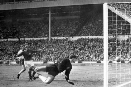 Roger Hunt (centro) observa el polémico gol de Geoff Hurst que despejó el camino de Inglaterra hacia una victoria 4-2 sobre Alemania en la final de la Copa Mundial de 1966 en Wembley. Hunt falleció a los 83 años de edad. (AP Photo/Bippa, File)