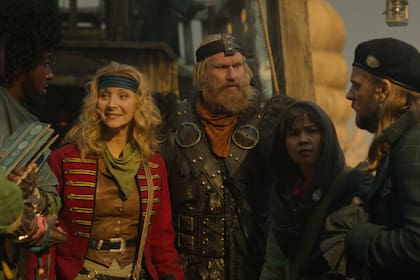 Roger Jean Nsengiyumva, Lisa Kudrow, Rune Temte, Charlyne Yi y Tadhg Murphy en Time Bandits, de Apple TV+