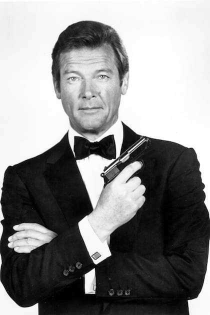 Roger Moore como James Bond.