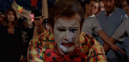 Roger Moore como James Bond en Octopussy, donde 007 desarma una bomba atómica disfrazado de payaso