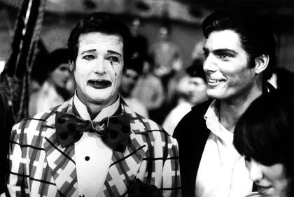 Roger Moore disfrazado de payaso en Octopussy (1983)