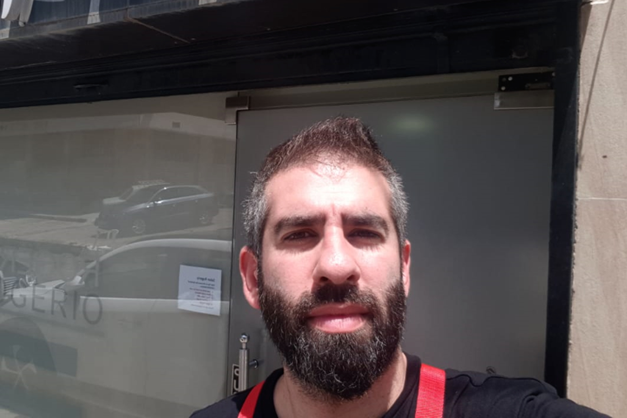 Roger, vivió un tiempo en la Argentia, en Martínez, aquí al frente de su peluquería en Beirut