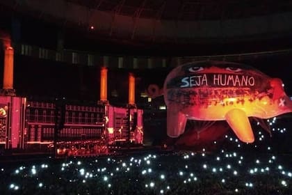 Cuatro obras clásicas de Pink Floyd conforman casi el total de la lista de temas:The Wall, The Dark Side of the Moon, Wish You Were Here y Animals